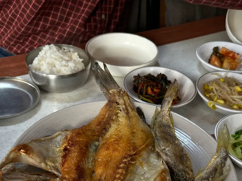 노릇하게 구워진 생선구이