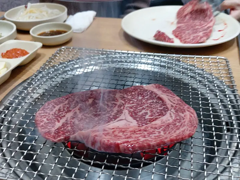 숯불 위에서 익어가는 한우