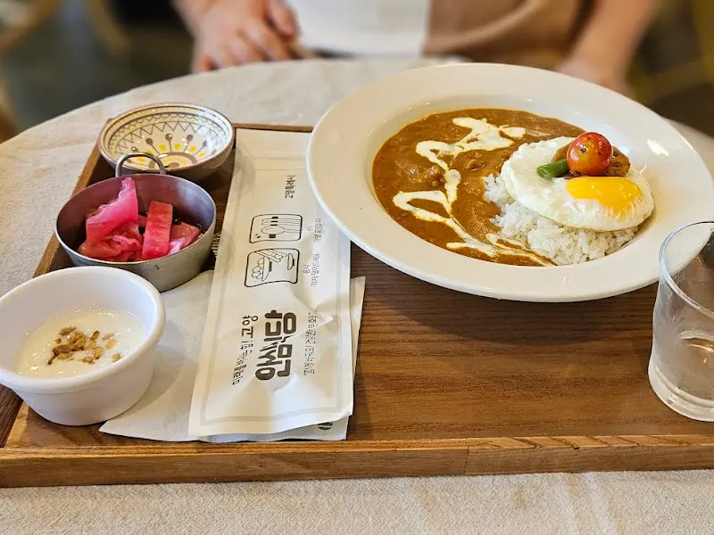 반반 카레 (치킨 야채 카레 + 시금치 치즈 카레)