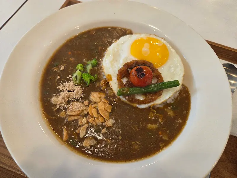 토핑이 가득한 카레