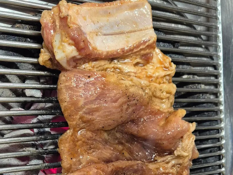 돼지갈비 굽는 모습