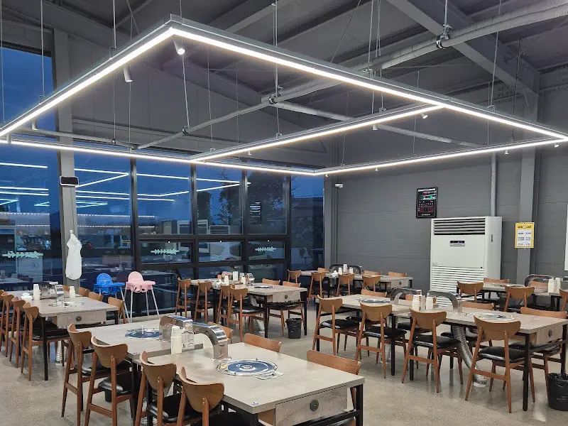 넓고 쾌적한 식당 내부