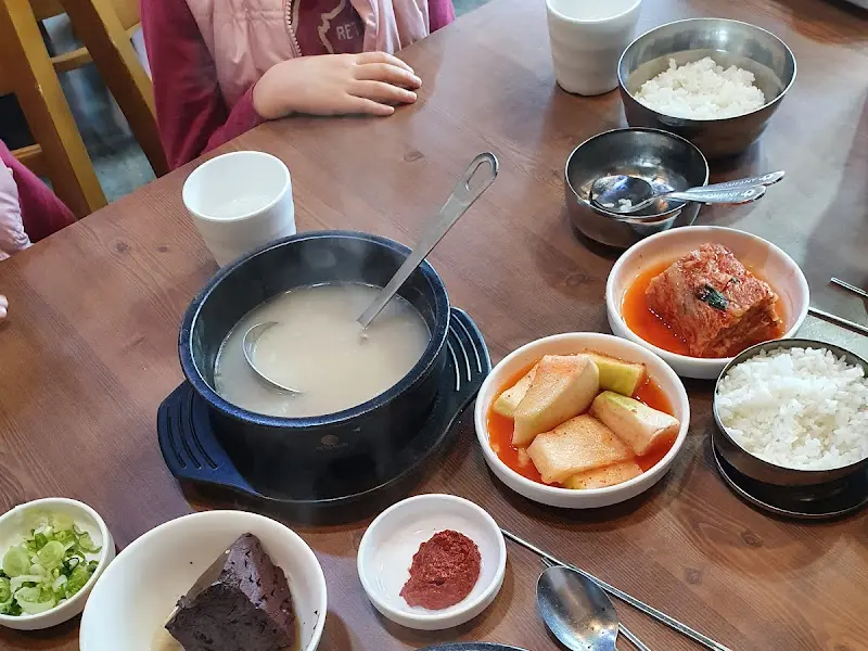 뜨끈이집 한 상 차림