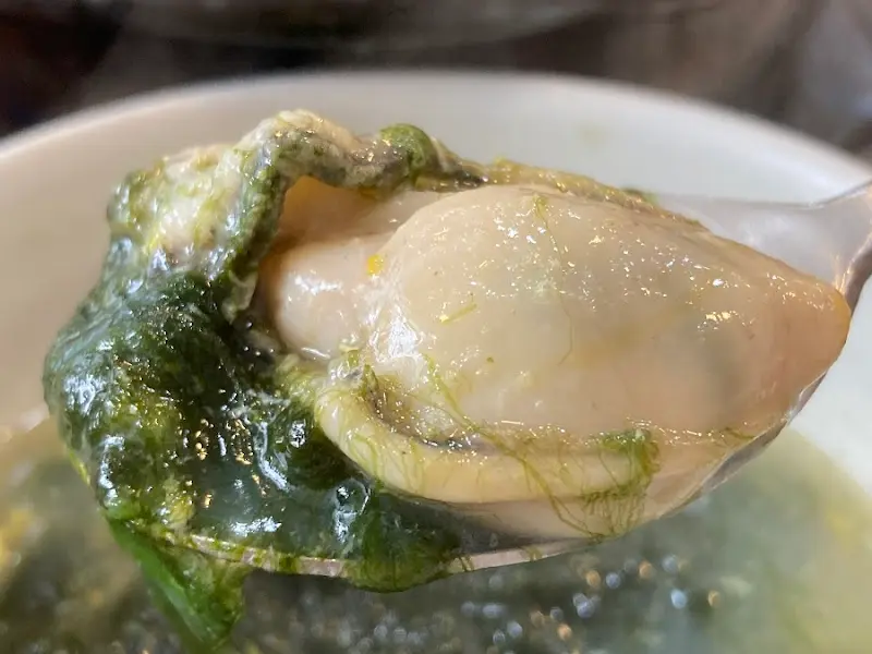 숟가락 위에 올려진 탱글탱글한 굴