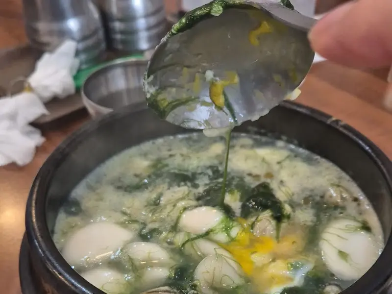 숟가락으로 떠올린 매생이 굴 국밥