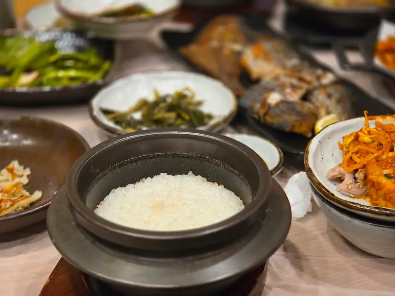 돌솥에 담겨 나온 윤기 자르르 흐르는 쌀밥