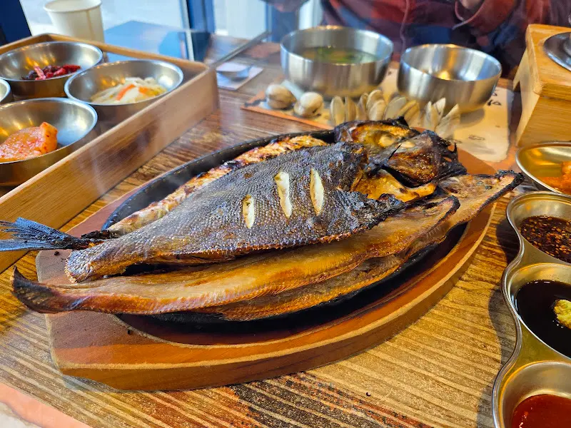 윤기가 자르르 흐르는 고등어와 박대, 가자미 구이