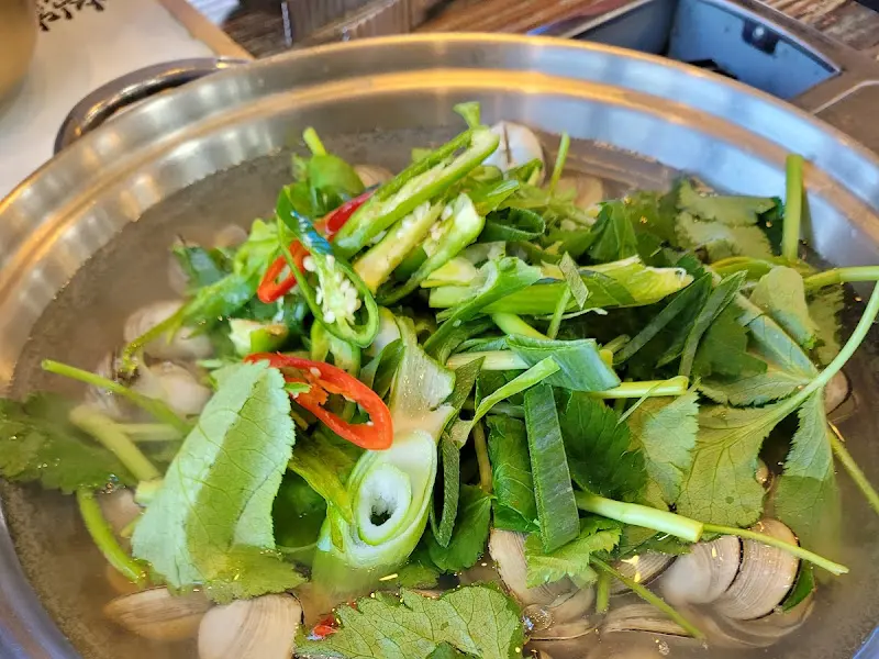 향긋한 미나리와 칼칼한 고추가 어우러진 시원한 조개탕