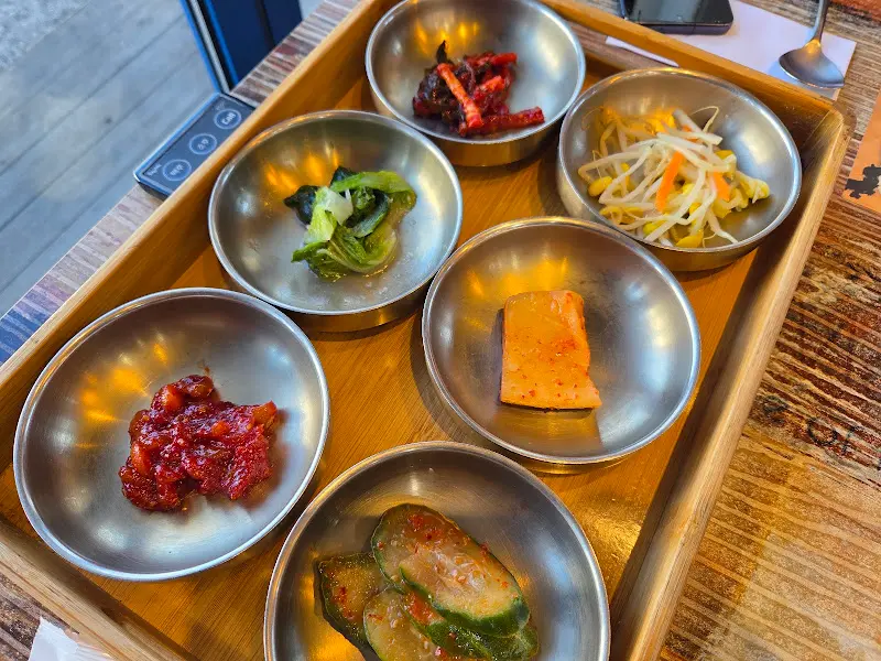 정갈하게 담겨 나온 다양한 종류의 반찬들