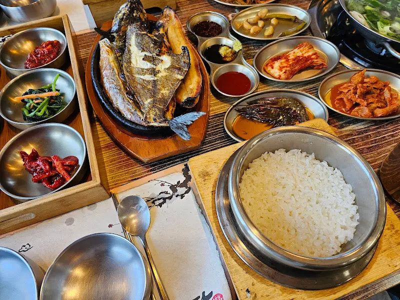 푸짐하게 차려진 생선구이 한 상 차림