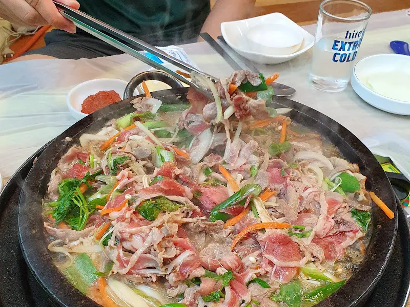 돌판 위에서 지글지글 익어가는 오리불고기