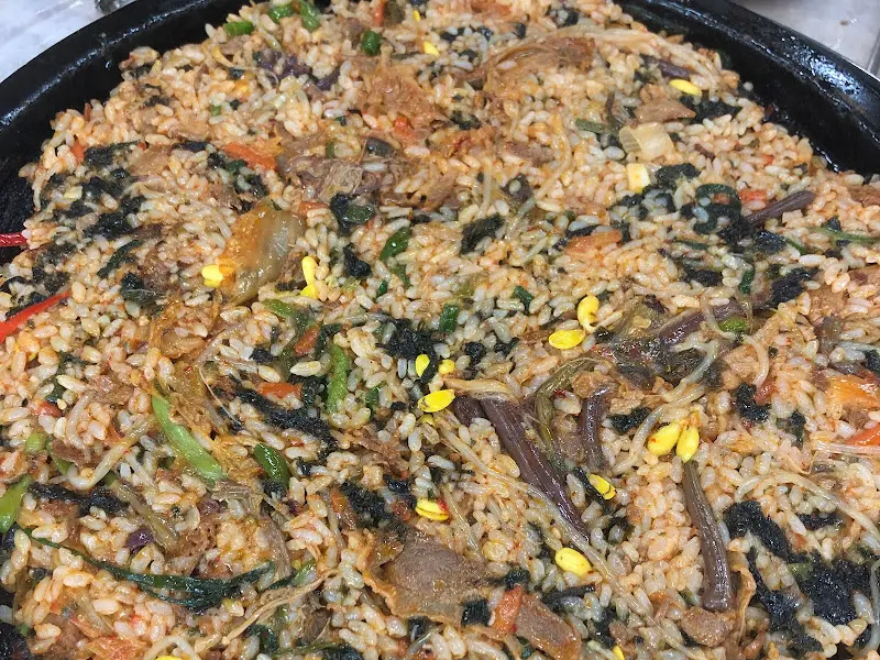 돌판 위에 펼쳐진 볶음밥