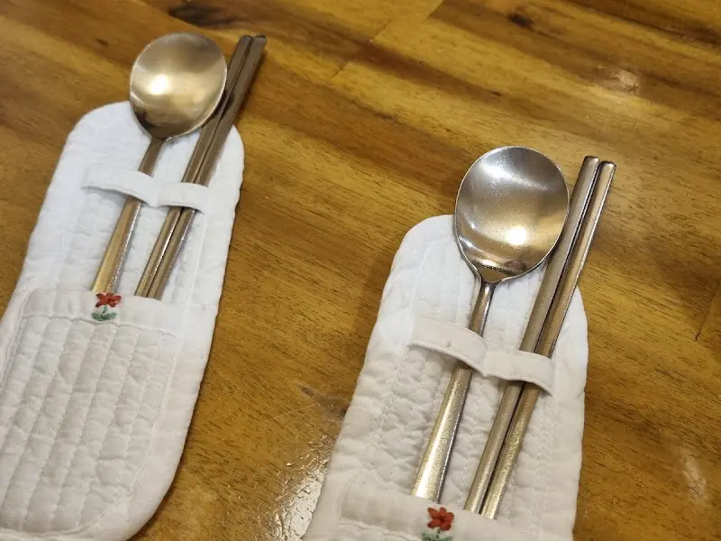 정갈하게 수저집에 담겨 나온 수저와 젓가락