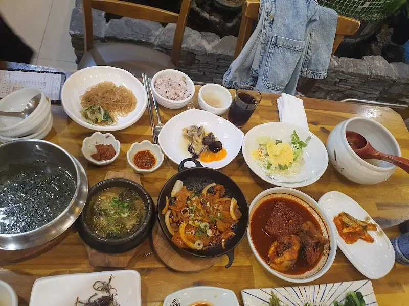 상다리 휘어지게 차려진 쌈밥 정식 한 상