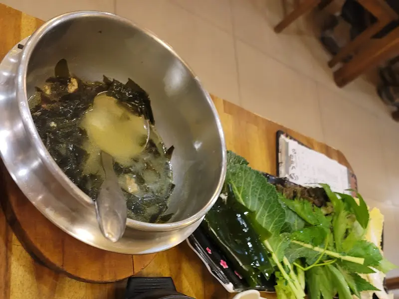 푸짐하게 차려진 샐러드