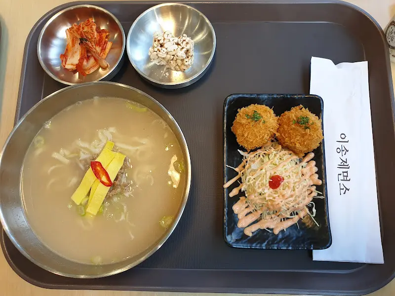 돼지불고기 정식 한 상 차림