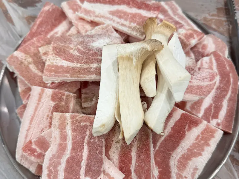 냉동 삼겹살과 새송이버섯