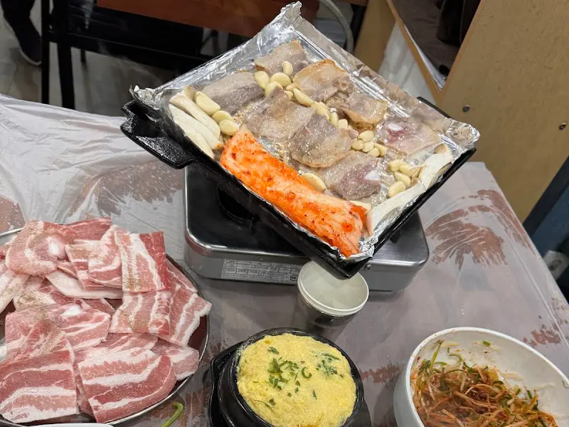 구워지는 냉동 삼겹살