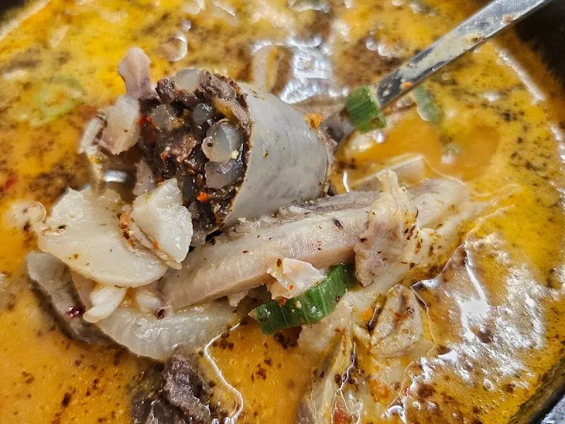 숟가락 위에 올려진 순대