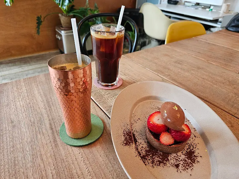 플랫화이트와 딸기 타르트