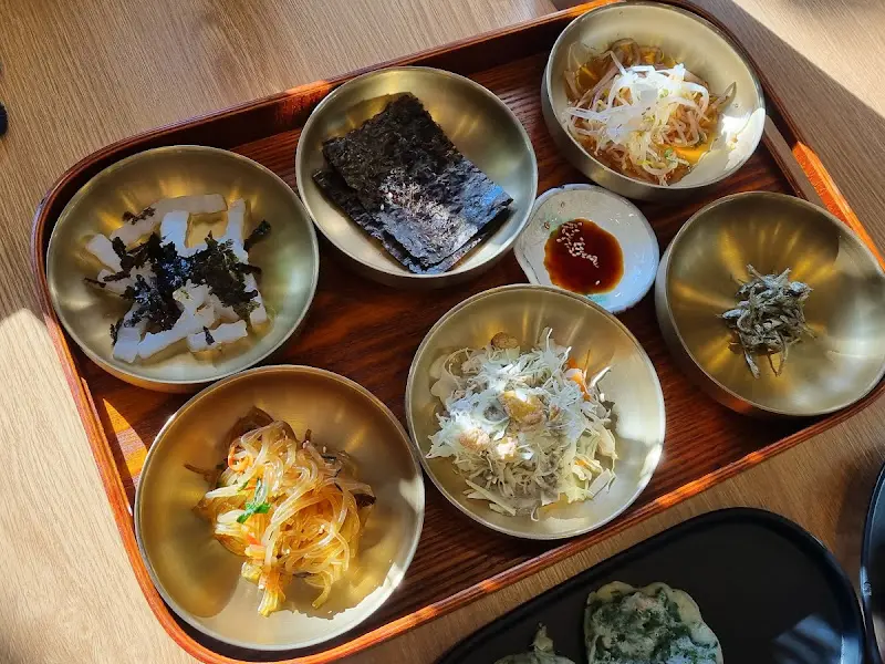 쟁반 가득한 반찬들