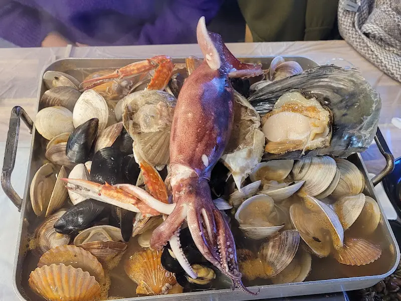 다양한 해산물이 담긴 쟁반