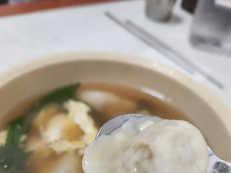 물만두를 떠먹는 모습