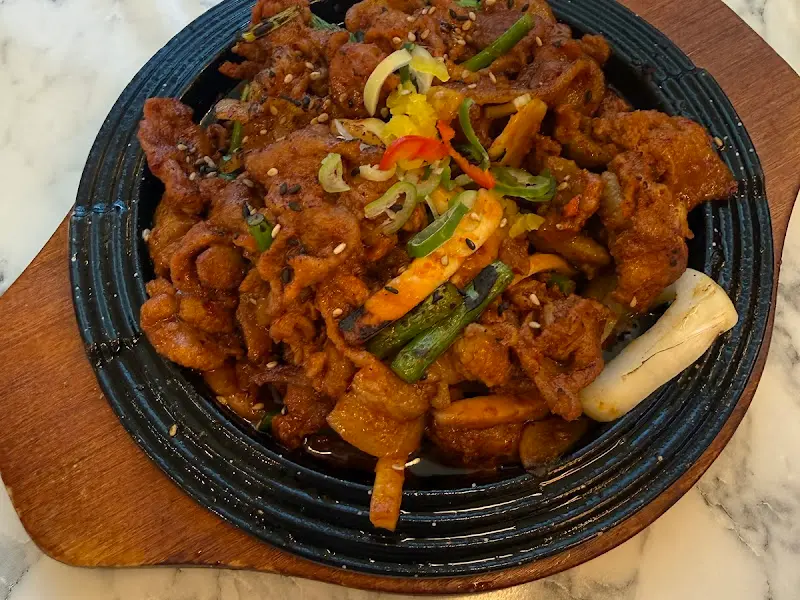 붉은 양념의 돼지고기 볶음