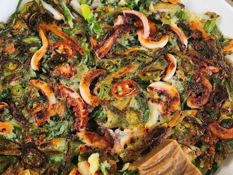 해산물이 듬뿍 들어간 노릇노릇한 해물파전