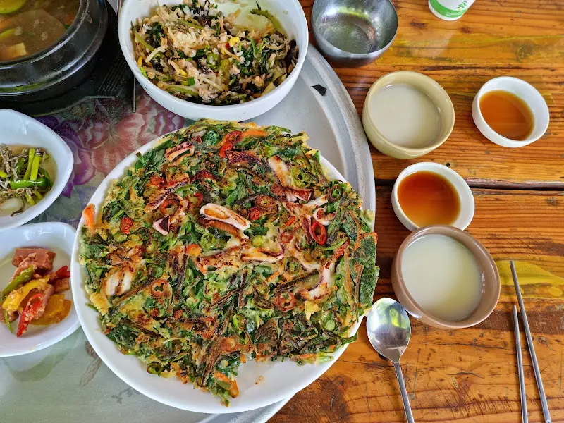 해물파전과 막걸리가 함께 놓인 테이블 풍경