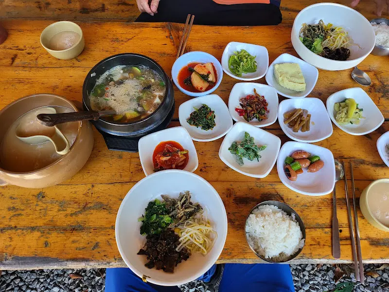 푸짐하게 차려진 우렁된장비빔밥 한 상