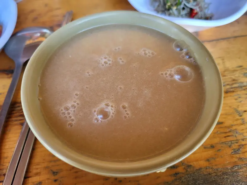 뽀얀 빛깔의 막걸리