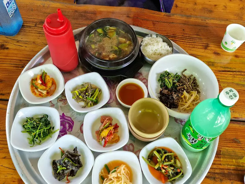 한 상 가득 차려진 우렁된장비빔밥 정식