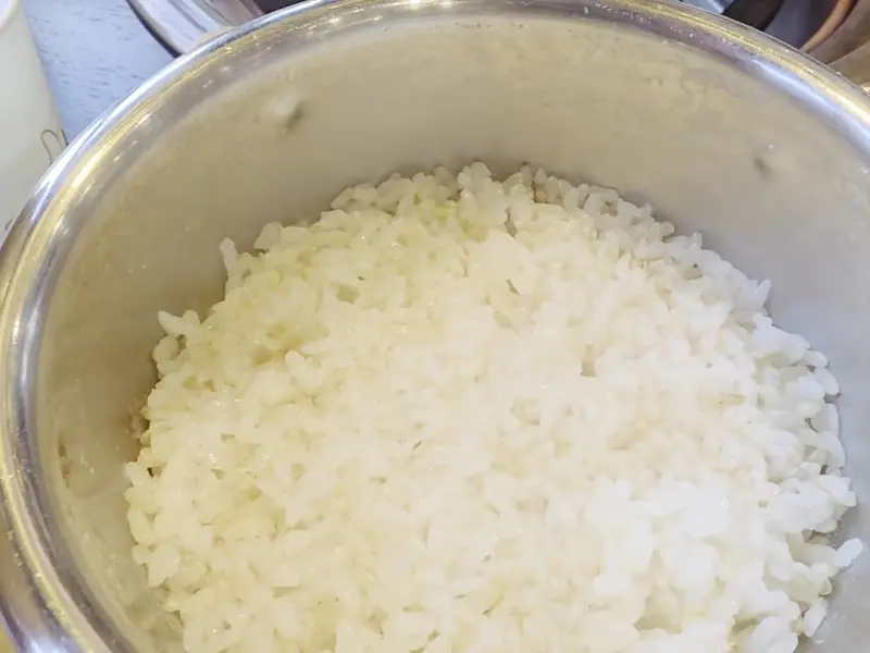 윤기가 흐르는 황미밥