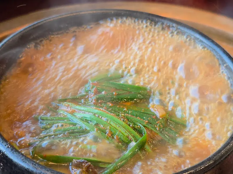 보글보글 끓는 소고기 스지 된장찌개