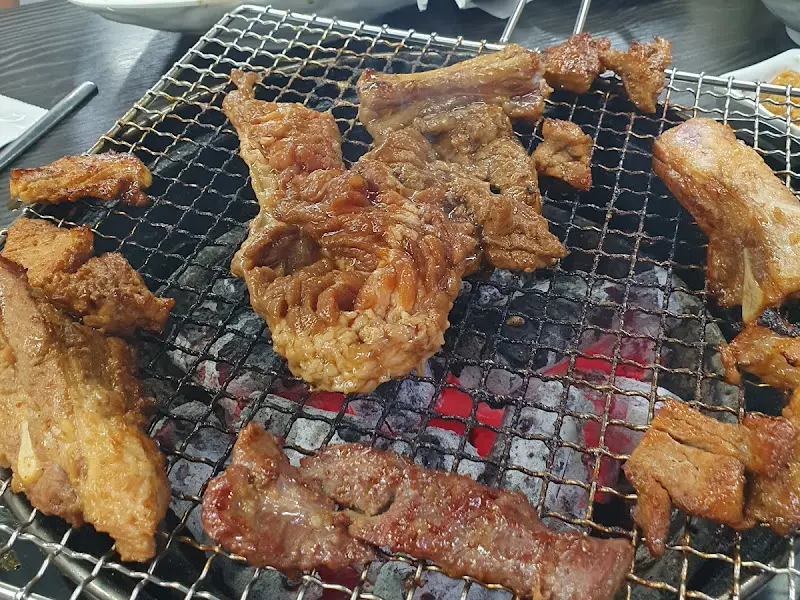 돼지갈비 굽는 모습