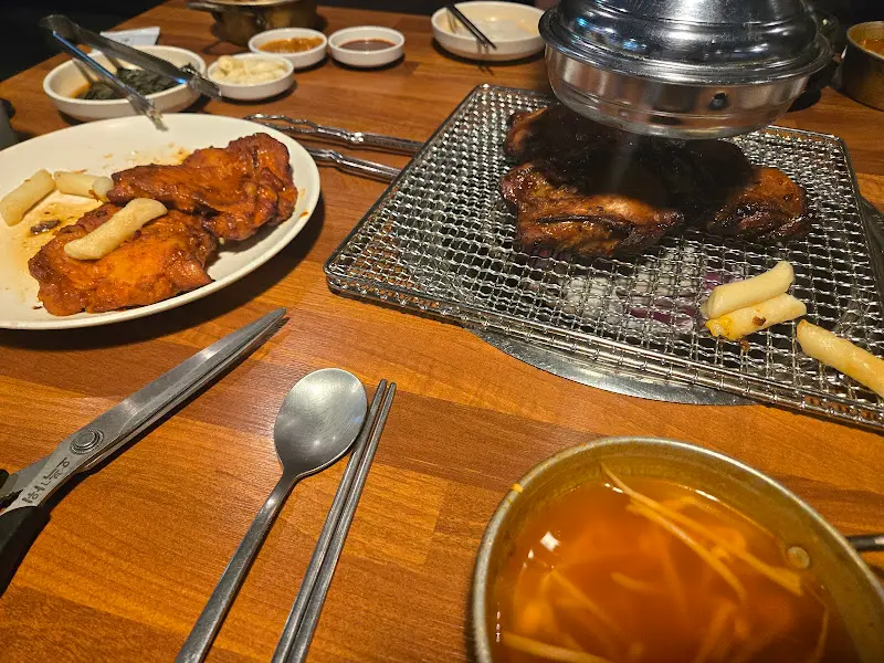 숯불 위에서 구워지는 밤닭