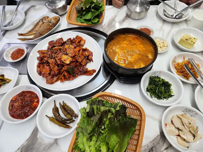 청국장과 제육볶음 한상차림