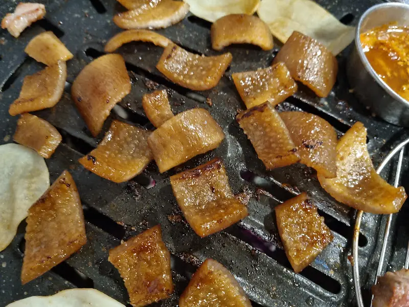 숯불에 구워지는 껍데기