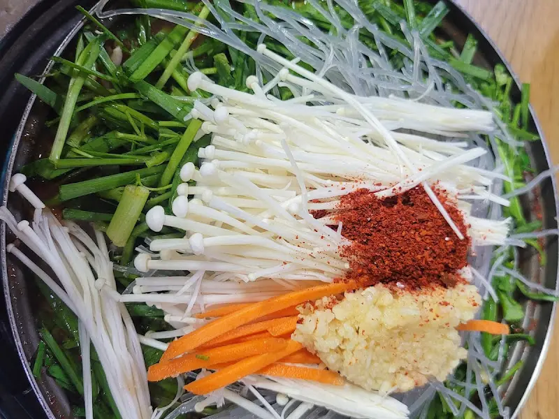 구들마루 곱창전골 재료 근접