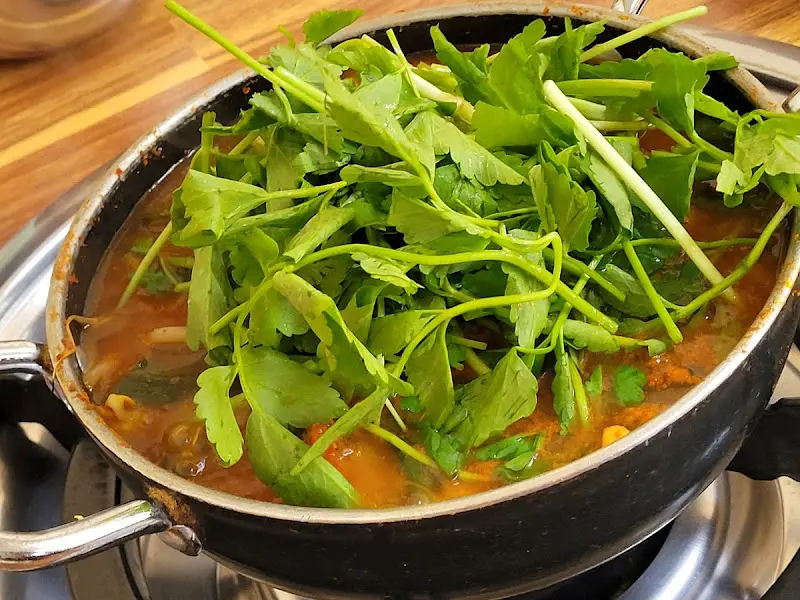 보글보글 끓는 동태탕에 쑥갓이 듬뿍 올라간 모습