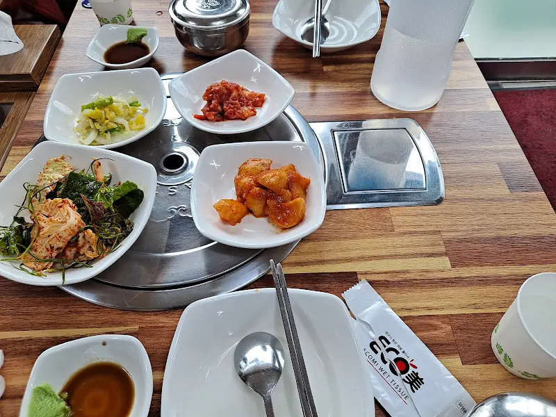 정갈하게 담겨 나온 밑반찬들