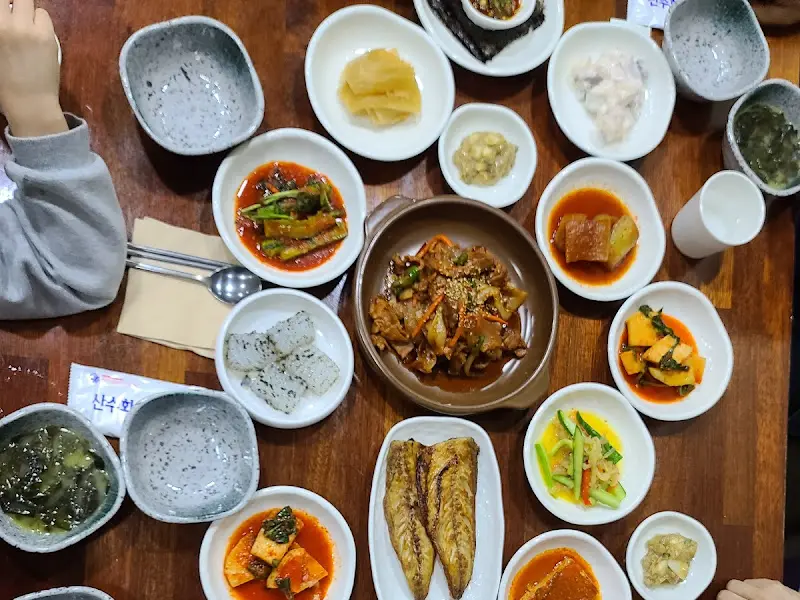 돌안에 한 상 차림