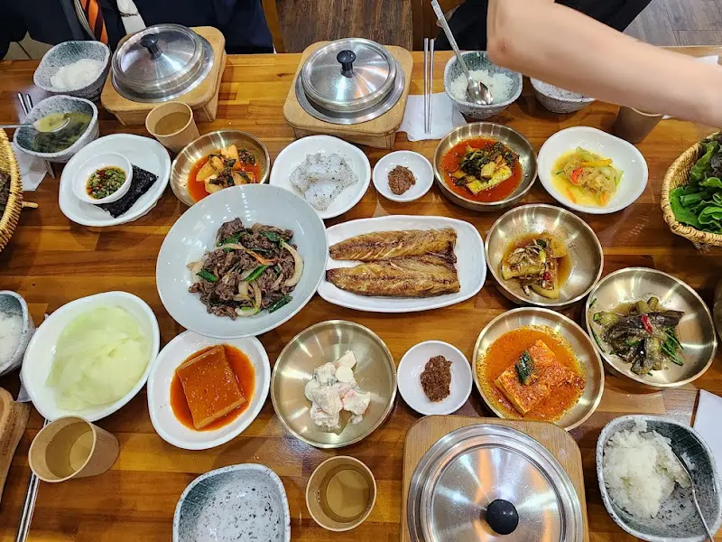 돌안에 한 상 차림