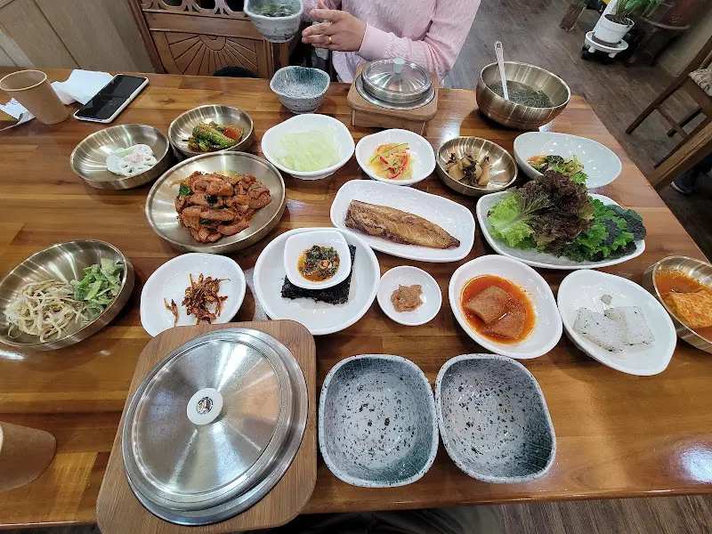 돌안에 한 상 차림