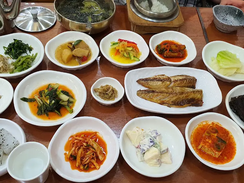 돌안에 한 상 차림