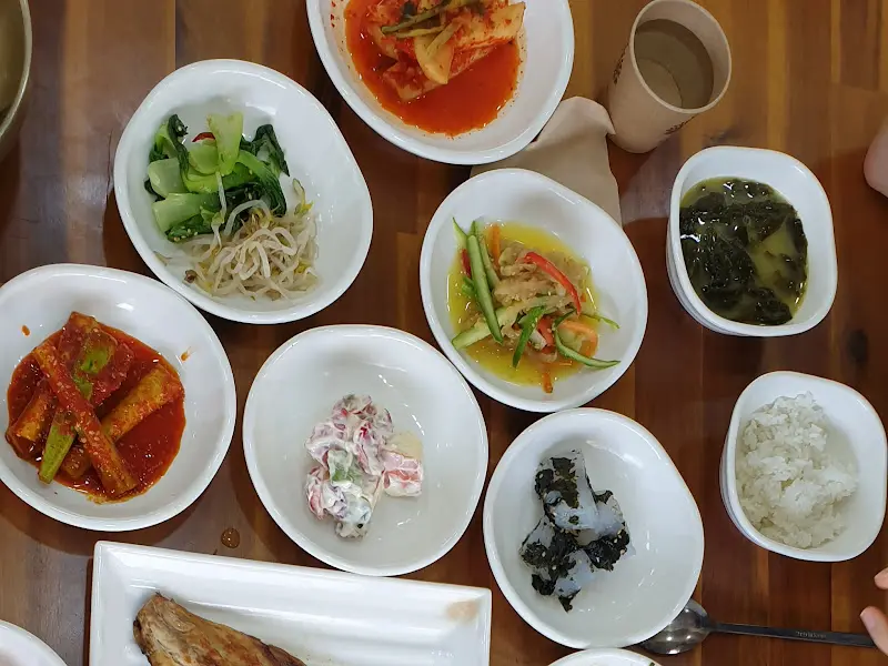 돌안에 식사 풍경