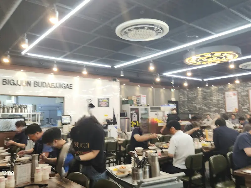 넓고 깔끔한 빅쭌부대찌개 안산점 내부