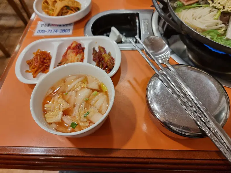 김치와 각종 반찬
