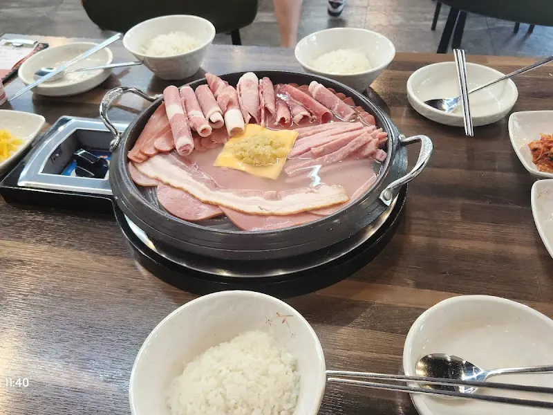 푸짐한 등심 부대찌개의 모습